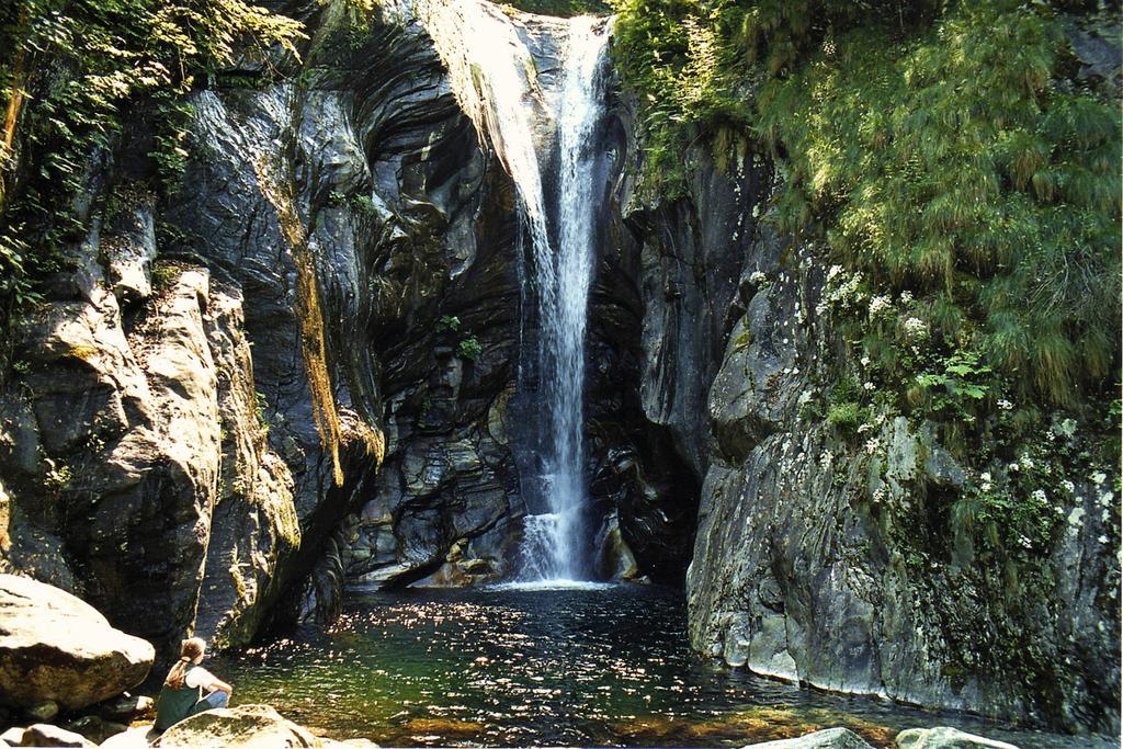 Хостел Baracca Backpacker Aurigeno Экстерьер фото